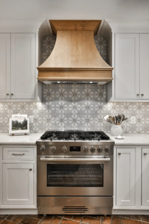 Rustic Elegance A Bright and Inviting Kitchen (17)